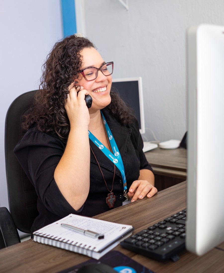 Equipe colaborando em um ambiente de trabalho dinâmico