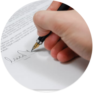Mão assinando um documento